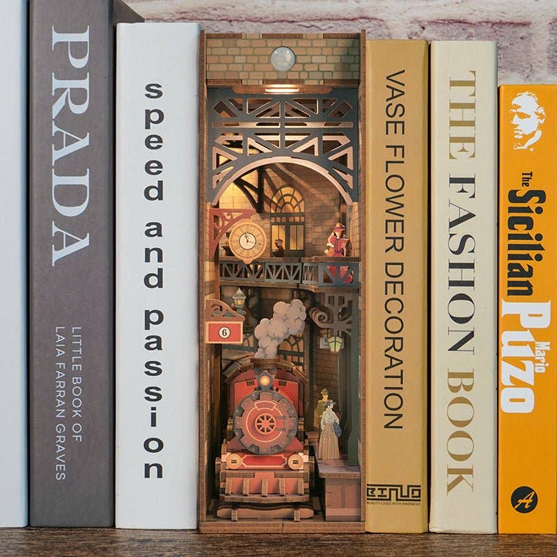 Book-Nook: Historischer Bahnhof